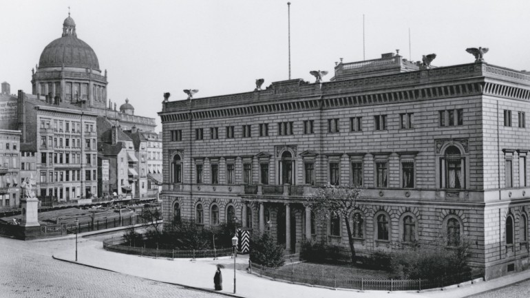 Twenty years later: the Commandant&#39;s Headquarters with an additional floor, 1880