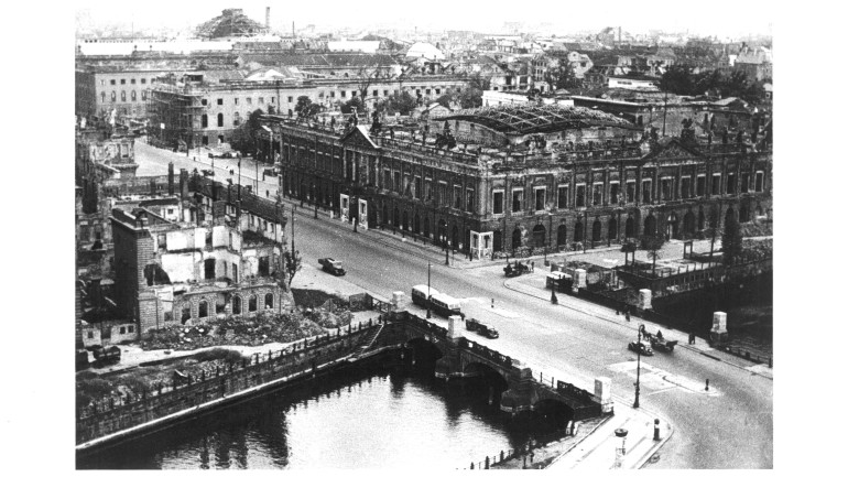 View from the ruined palace (the destroyed City Commandant&#39;s Headquarters on the left), before 1950
