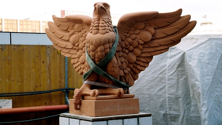 Each of the eight terracotta eagles on the roof has a wingspan of 1.5 meters and weighs 500 kg