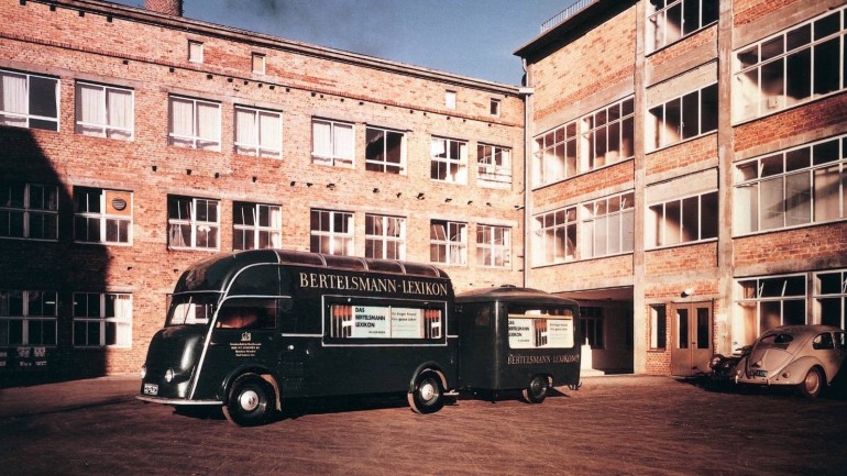 Advertising buses for encyclopedias in 1955 in the court of Eickhoffstraße.