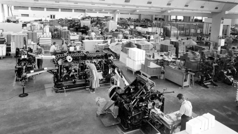 Mohn &amp; Co completely switched to offset printing in 1965. In the picture: one- and two-color sheet offset printing machines.

