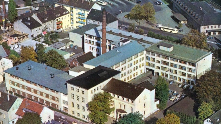 Since 1868 Bertelsmann headquarters resides in the Eickhoffstrasse in Gütersloh. General Management, administration, publishing houses and Bertelsmann GmbH call this their home. Aerial view in the 1950s.