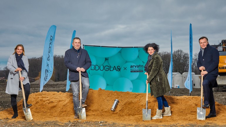 Ground-breaking ceremony for new Douglas distribution center (from left): Julia Börs (President Consumer Products, Arvato Supply Chain Solutions), Frank Schirrmeister (CEO, Arvato Supply Chain Solutions), Tina Müller (CEO, Douglas Group), Christian Korte (COO, Douglas Group)