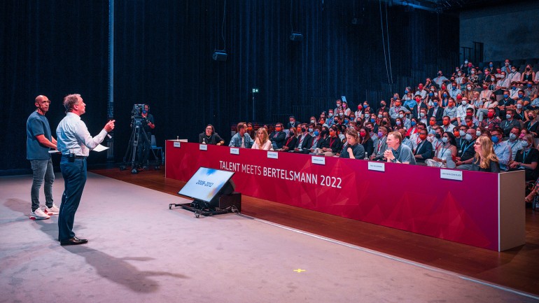 Bertelsmann invited top students from all over Europe to Berlin. Chief Human Resources Officer Immanuel Hermreck and moderator Amiaz Habtu welcomed the participants to the 14th edition of the &#39;Talent Meets Bertelsmann&#39; career event. (© Bertelsmann)