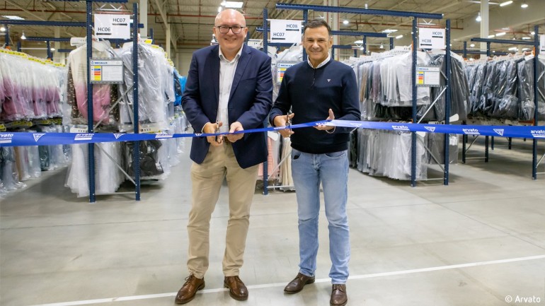 Ribbon cutting in Jasin (from left): Maciej Skibiński, CFO at Arvato Poland, and Marcello De Melgazzi, European Logistics Senior Director at Guess