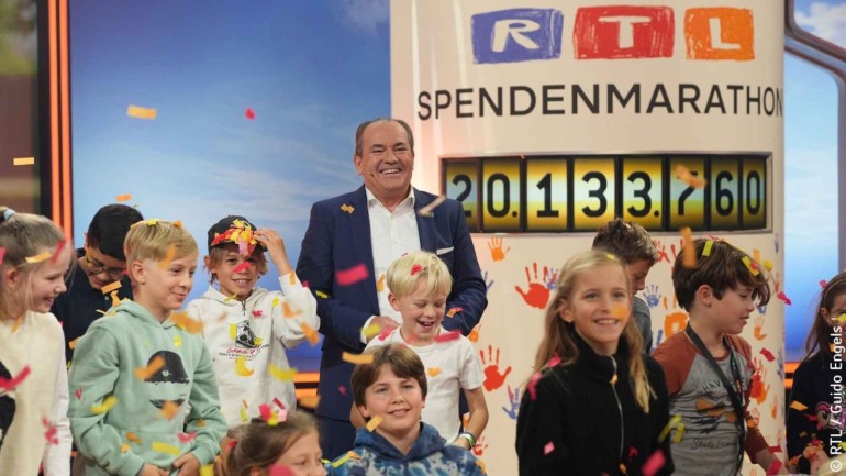 Wolfram Kons (centre) with the final results of the telethon