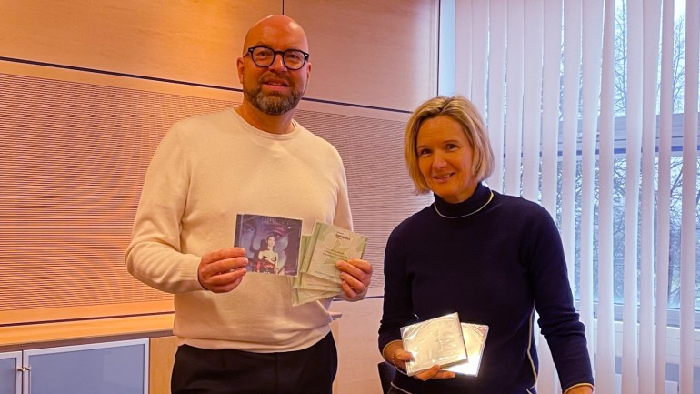 Project manager Monika Johannleweling and Sonopress sales manager Jörg Pollmeyer present the new jewel box.