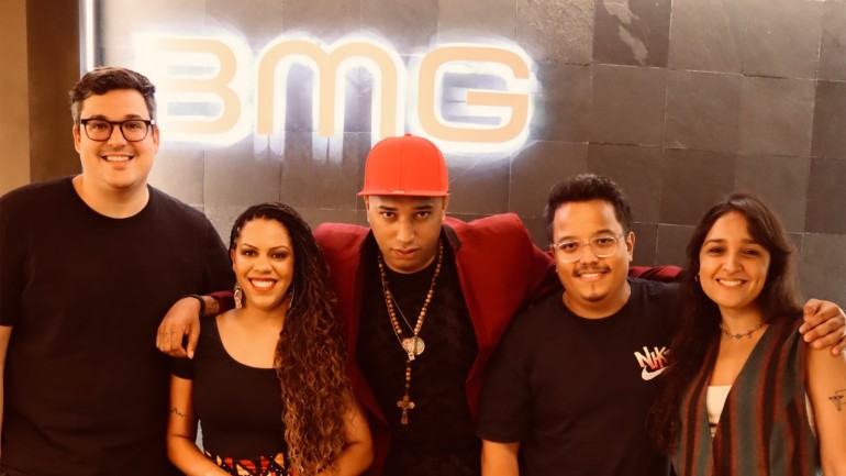 From left: Daniel Fernandes (General Manager BMG Brazil), Tamires and Sabotinha Mateus (Sabotage’s daughter and son), Lan Santos (A&amp;R BMG Brazil), and Jullie Steffanine (BMG A&amp;R)