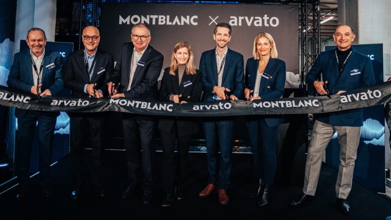 Group photo of managers of the involved companies