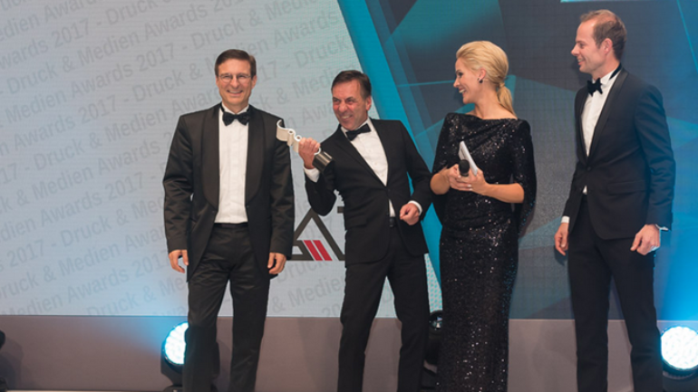 Achim Mörretz (holding the award) and Jan Spengler, Sales Director Action Print (right) at the award presentation   