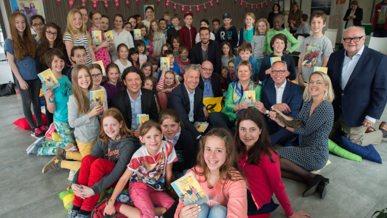 “Ich schenk Dir eine Geschichte”: CBJ authors Dirk Ahner and RTL presenter Peter Kloeppel read from this year’s short novel