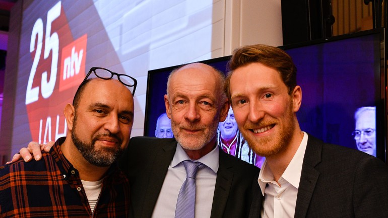 N-TV Talker Louis Klamroth (r.) and Serdar Somuncu with Friedrich Küppersbusch. © MG RTL D / Adamik