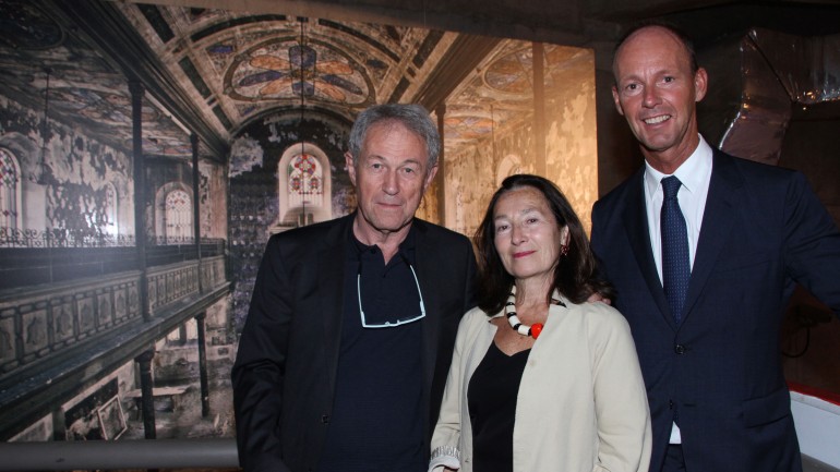 Opening ceremony „Last Folio“ in Sao Paulo (f.l.t.r.): Yuri Dojc, Katya Krausova and Bertelsmann CEO Thomas Rabe in front of an exhibit