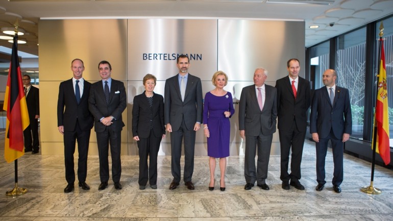 King Felipe VI. of Spain visits Bertelsmann (f. l. t. r.):  Bertelsmann-CEO Dr. Thomas Rabe; the Spanish Ambassador to Germany, Juan Pablo García-Berdoy y Cerezo; the Minister for Federal Affairs, Europe and the Media of North Rhine-Westphalia, Dr. Angelica Schwall-Düren; H.M. King Felipe VI. of Spain; family spokeswoman Liz Mohn; the Spanish Minister of Foreign Affairs and Cooperation, José Manuel García Margallo; Bertelsmann’s Chairman of the Supervisory Board, Christoph Mohn; President Latin America and Spain of Bertelsmann, Fernando Carro de Prada