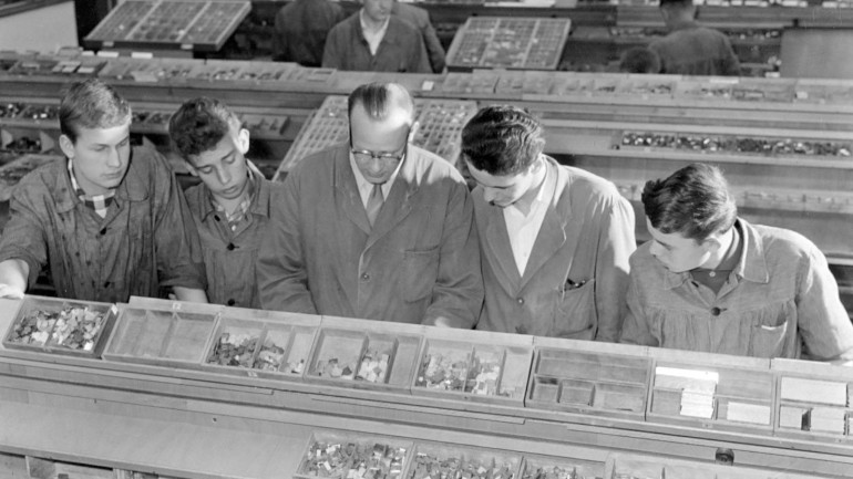 Apprentices from Mohn &amp; Co in the new technical facilities on Friedrichsdorfer Strasse, which have been gradually put into operation since 1955.