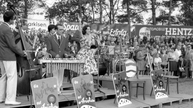 Ariola stars from the early days - Bettina Carsten, Bruno Martelli and the Musikbox-er with Carla Codevilla at the Ariola festival in 1959.