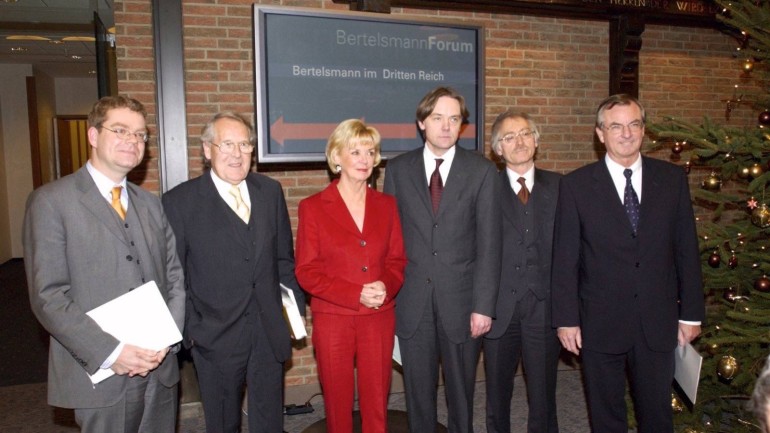 Bertelsmann Forum 2002 in the Corporate Center Gütersloh: group picture (from left)  with the host Jan Roß (Die Zeit), Prof. Dr. Trutz Rendtorff, Liz Mohn, Prof. Dr. Norbert Frei, Prof. Dr. Reinhard Wittmann, Dr. Gunter Thielen Chairman of  Bertelsmann AG.
