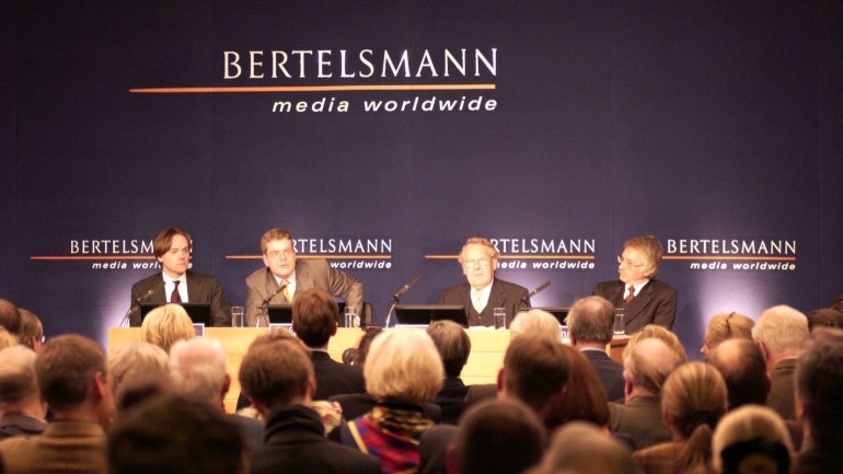 The Historical Commission on the stage with the host Jan Roß (Die Zeit). Prof. Saul Friedländer was joined via life-feed from California.