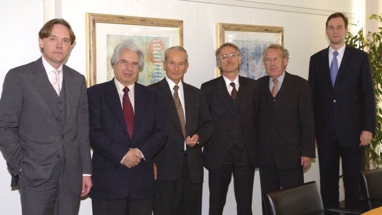 Members of the Commission with post-war founder Reinhard Mohn (middle) and Tim Arnold Office of the Chairman of  Bertelsmann AG (right).