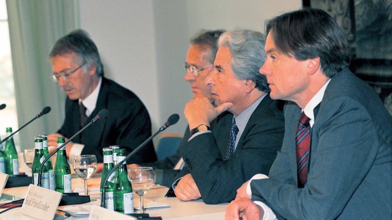 &#34;Result of the courageous decision to shed a light on the past&#34;: The Independent Historical Commission at the press conference in October 2002.
