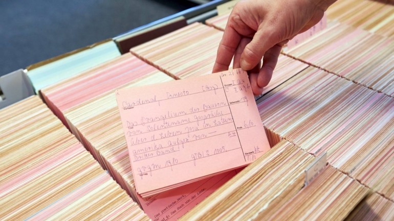 During the 1950s books were meticulously registered on index cards. A symbolic remnant serves as a reminder of analog times in the publishing house archive.