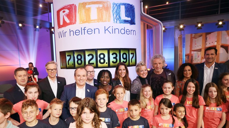 Wolfram Kons with his guests (f.l. Joachim Llambi, Frank Hoffmann, Wolfram Kons, Dr. Auma Obama, Elena Bruhn, Inka Bause, Thomas Gottschalk, Barbara Wussow, Lars Riedel