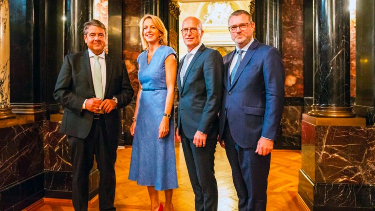 To mark the 70th anniversary of G+J’s “Stern” magazine, Hamburg&#39;s First Mayor Peter Tschentscher hosted a Senate reception at Hamburg City Hall. The evening’s speakers: former German Foreign Minister Sigmar Gabriel, G+J CEO Julia Jäkel, Peter Tschentscher and “Stern” Editor-In-Chief Christian Krug.