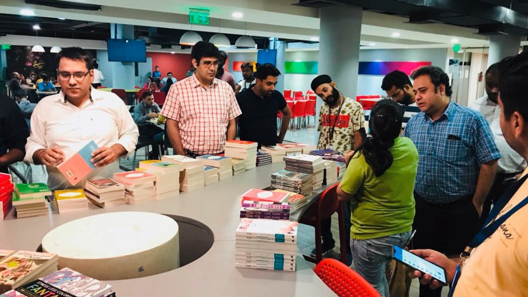 At the Arvato site in New Delhi, there was a book stand for employees. 