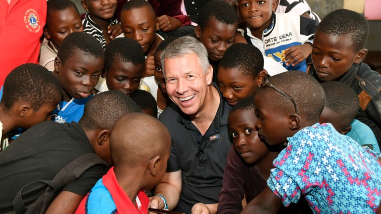 Kamerun, Afrika: Peter Kloeppel with Kids