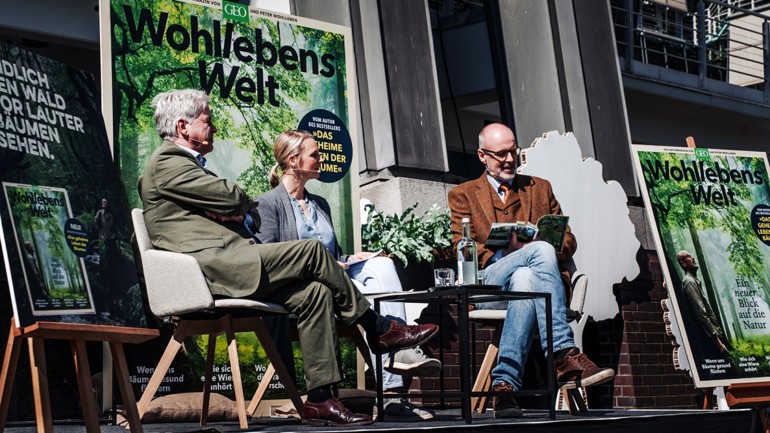 G+J editors-in-chief Michael Schaper (“Geo Wissen”) and Sinja Schütte (“Living at Home”) in conversation with Peter Wohlleben (from left)
