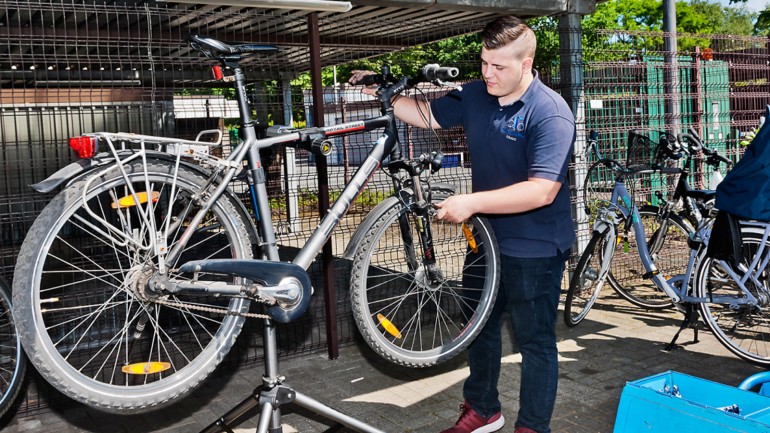 &#34;Dr. Bike&#34; checkte am Corporate Center in Gütersloh die Fahrrräder der MItarbeiterinnne und MItarbeiter.