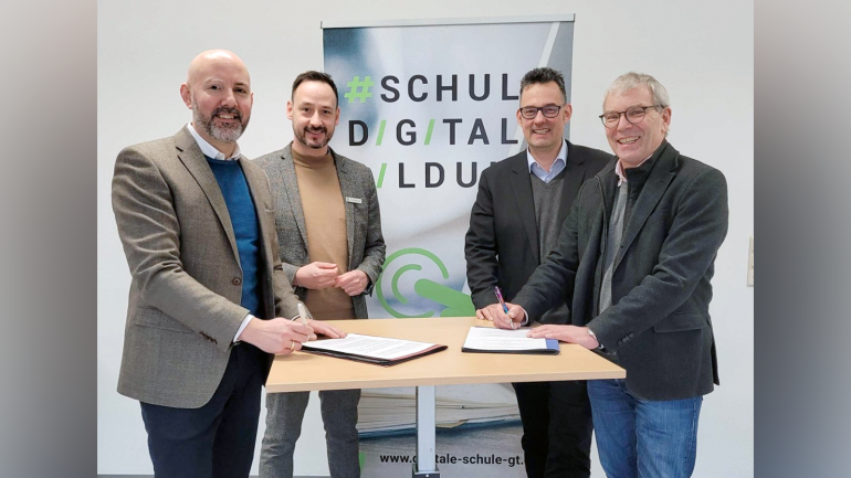 Henning Matthes (City of Gütersloh), Tim Neubauer (City of Gütersloh), Christian Ebel (Center for Digital Education and School in the Gütersloh district) and Rüdiger Bockhorst (Center for Digital Education and School in the Gütersloh district, Reinhard Mohn Foundation, f. l.)