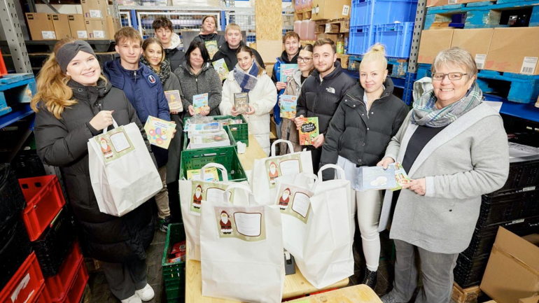 Bertelsmann trainees with Ruth Prior-Dresemann, Managing Director of the Gütersloh food bank (right)