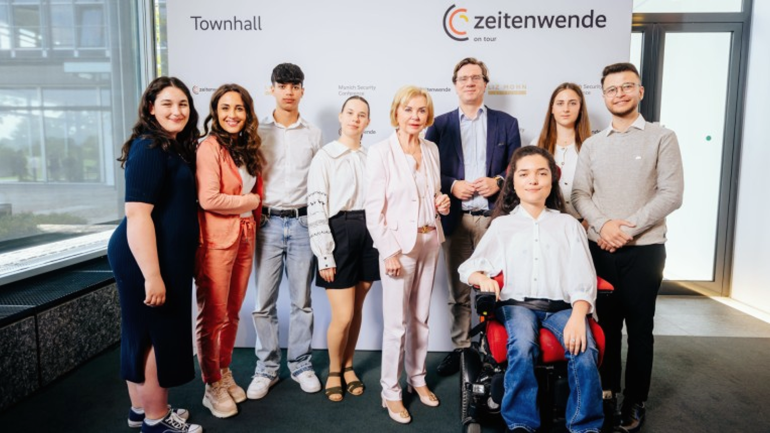 The foundation’s founder Liz Mohn, Nico Lange (Munich Security Conference), moderator Nina Moghaddam and panelists 